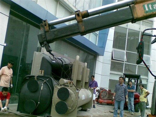 忠县随车吊和汽车吊的核心区别是什么？哪种更省钱？